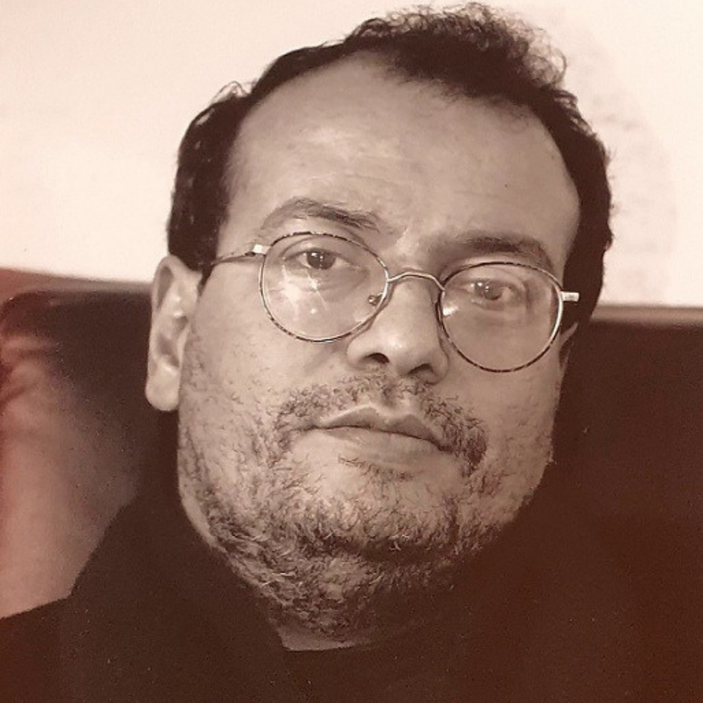 HASSAN NAJMI (Ben Ahmed, 1960). Poeta y novelista. Posee un doctorado, versando su tesis sobre la Poesía Popular en Marruecos. Fue elegido presidente de Unión de los Escritores de Marruecos varias veces. Es, también, miembro fundador de la Casa de la Poesía en Marruecos y miembro de su junta directiva.