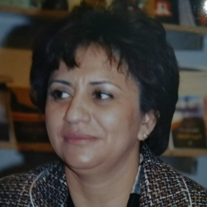 LATIFA MESKINI (Fez, 1970). Poeta e investigadora, tiene un doctorado en Crítica Literaria Contemporánea.