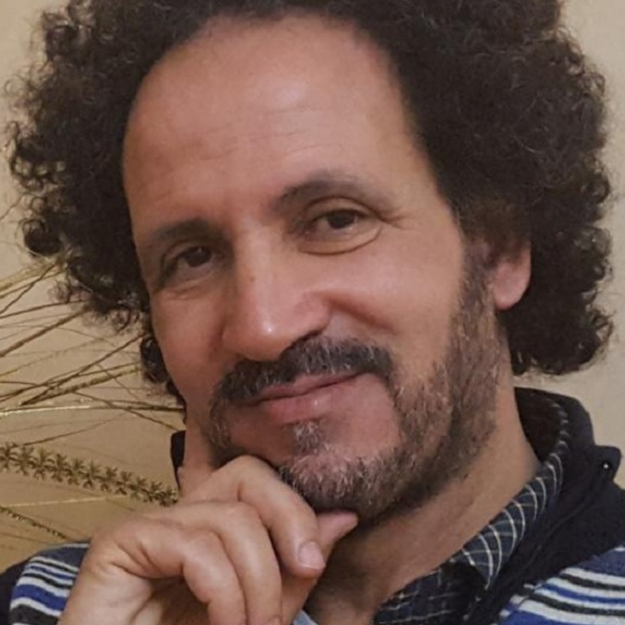 NABIL MANSAR (Casablanca, 1965). Poeta y crítico literario. Doctor en Literatura Árabe Moderna (Poesía Contemporánea). Es profesor de Secundaria y colabora en prensa con artículos y ensayos y tiene una columna de opinión semanal en la prensa cultural.